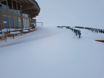 Verschwunden in den Schneemassen: Die Bierbänke auf der Sonnenterrasse des Restaurant Schwarzkogl in Sölden.