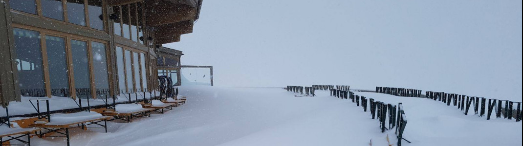 Verschwunden in den Schneemassen: Die Bierbänke auf der Sonnenterrasse des Restaurant Schwarzkogl in Sölden.