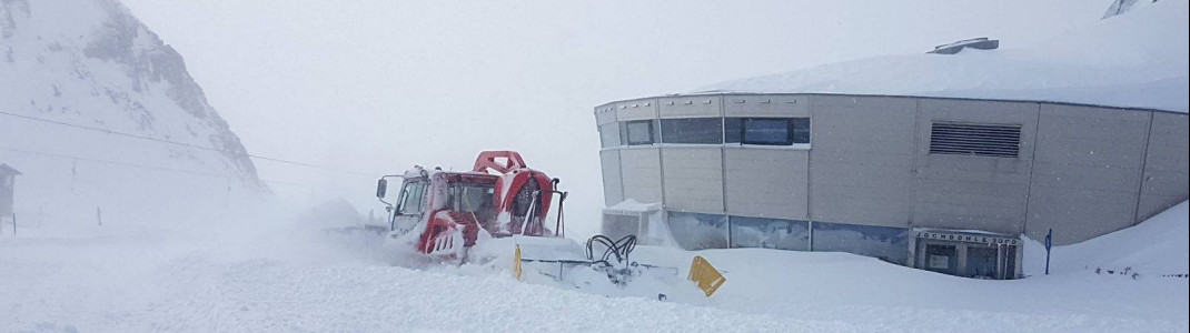 Am Stubaier Gletscher hat es selbst Schneeraupen eingeschneit.