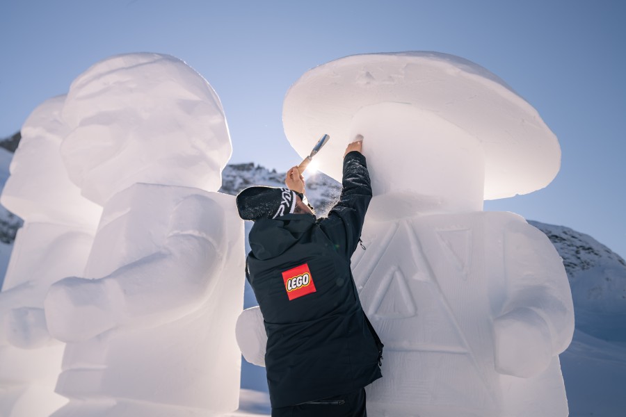 One of the artists works on his LEGO NINJAGO-sculpture for "Shapes in white" at Ischgl.