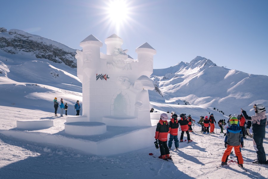 The first place "Die LEGO Burg" can be seen by skiers in Ischgl and shows a LEGO castle.