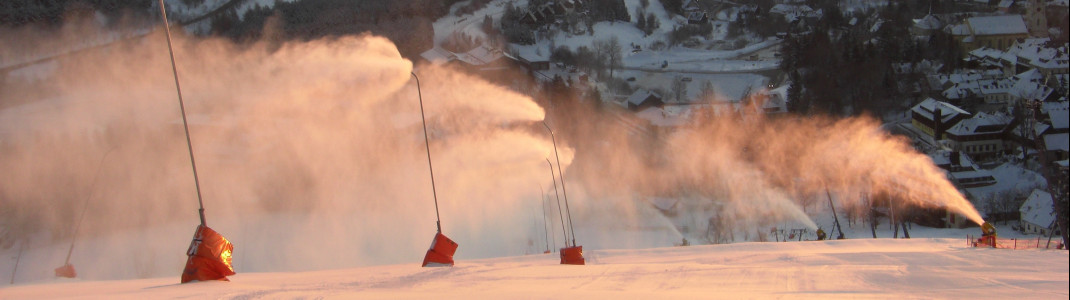 In Oberwiesenthal laufen bereits die Schneekanonen auf Hochtouren. Am 15.1. will man hier den Skibetrieb starten.