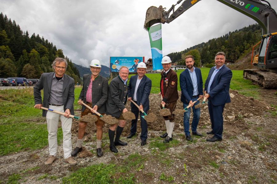 Spatenstich in Viehhofen im September 2018: Bis Dezember 2019 sollen die neue Bahn und die Talstation in Viehhofen fertig sein.