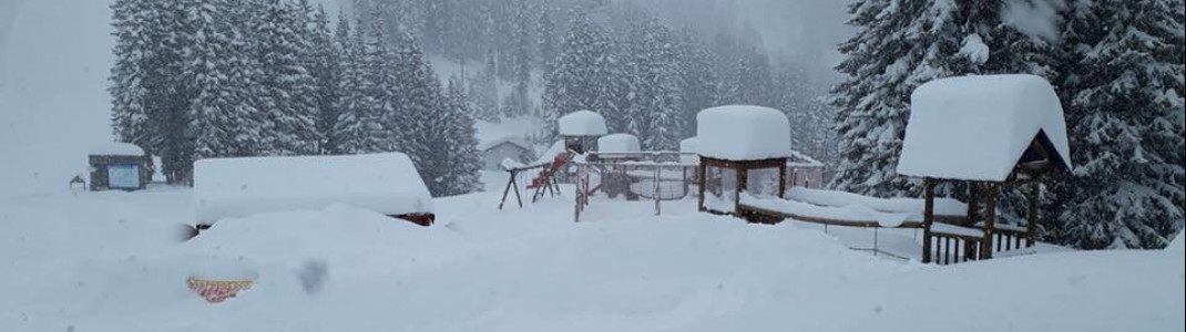 Eingeschneiter Spielplatz am Kaunertaler Gletscher.