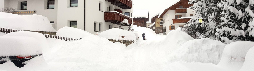 Blick in den verschneiten Ortskern von Serfaus.