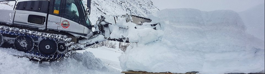 In Bonneval sur Arc ist an manchen Stellen die Schneedecke auf einer Höhe mit den Dächern.