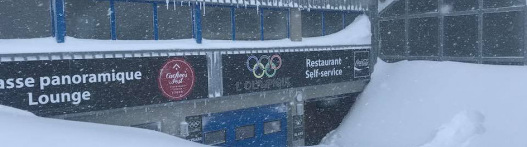 Das unterste Geschoss dieser Bergstation in Verbier (Schweiz) ist komplett zugeschneit.