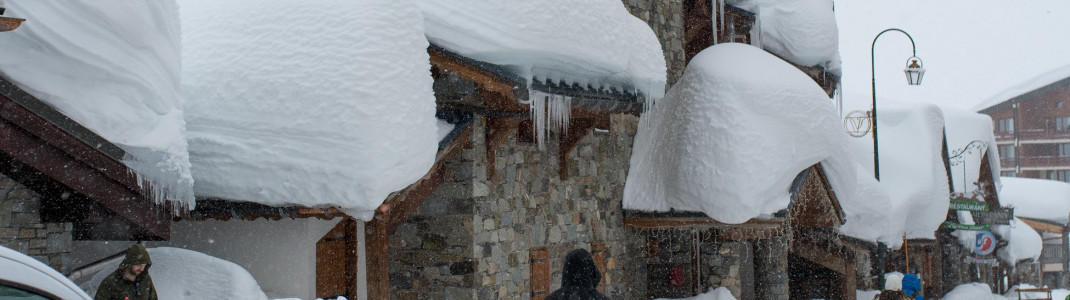 Meterhoher Schnee: Val Thorens ist immer wieder für mehrere Stunden von der Außenwelt abgeschnitten.