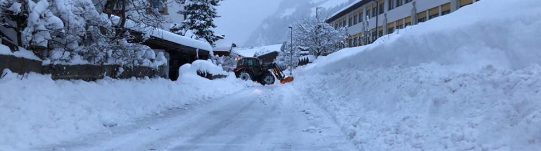 Schneeberge türmen sich in Neustift im Stubaital.