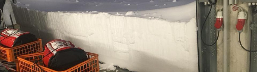 Den Weg aus der Garage mussten sich die Pistenbullys in Sölden erst frei räumen.