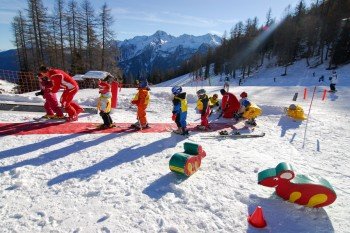 Spielerisch die ersten Schwünge lernen Kinder in Schwemmys Schneewelt.