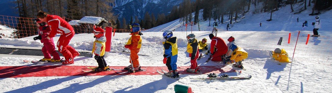 Spielerisch die ersten Schwünge lernen Kinder in Schwemmys Schneewelt.