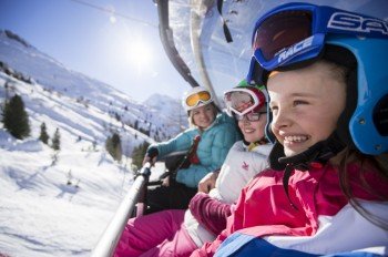 Kinder bis acht Jahren fahren im Skigebiet Pfelders kostenlos mit den Bergbahnen.