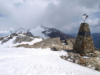 Die "Ötzi"-Fundstelle (r.) am Schnalstaler Tisenjoch (3.210 m) mit der Nordflanke des Similaun im Hintergrund.