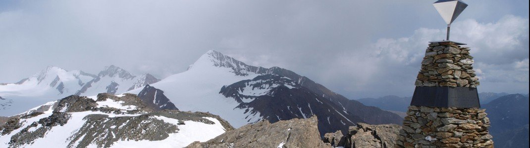 Die &#34;Ötzi&#34;-Fundstelle (r.) am Schnalstaler Tisenjoch (3.210 m) mit der Nordflanke des Similaun im Hintergrund.