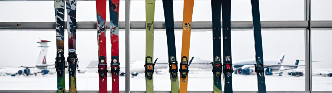 Mit Skiern in den Skiurlaub fliegen, das ist gar nicht so kompliziert wie viele denken.