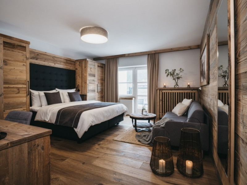 In den VAYA Resorts erwartet dich stets das typische Design mit viel Holz und modernen Stil-Elementen, wie hier im VAYA Post Saalbach.
