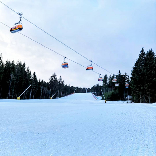Dámská ist die dritte Sesselbahn mit Wetterschutzhaube im Skigebiet Klínovec.