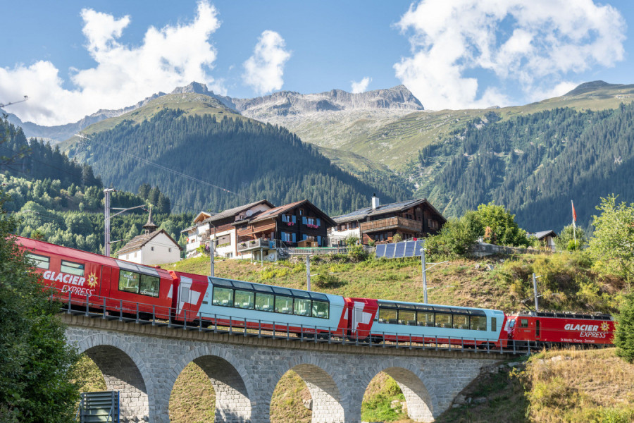 In Sedrun besteht Anschluss vom Glacier Express zur neuen Luftseilbahn.