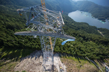 Architektonische Meisterleistung am malerischen Eibsee: Die neue Stahlstütze ist mit 127 Metern die höchste der Welt.