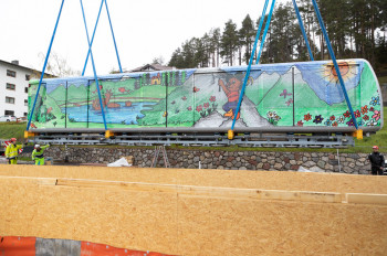 Das Einheben der neuen Waggons über die geöffnete Tunneldecke am Ortseingang war Präzisionsarbeit.