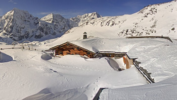 There is plenty of natural snow in the Italian ski resorts this year, like here at the Madritsch Hut in Sulden.