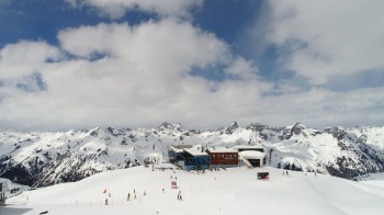 Wie im tiefsten Winter sieht es noch am Pardatscher Grat in Ischgl aus.