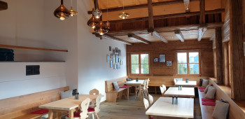 Die Stube in der neu gestalteten Schwendhütte am Fellhorn