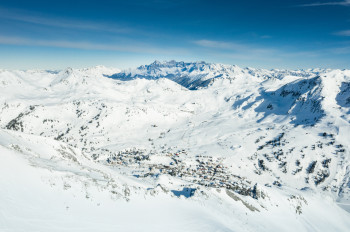 Die kreisförmig um den Ortskern angelegten Aufstiegsanlagen garantieren bequemes Ski-In / Ski-Out