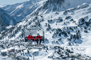 In den Open-Air Sesselliften gelangst du sicher allein oder mit Angehörigen deines eigenen Hausstands nach oben.