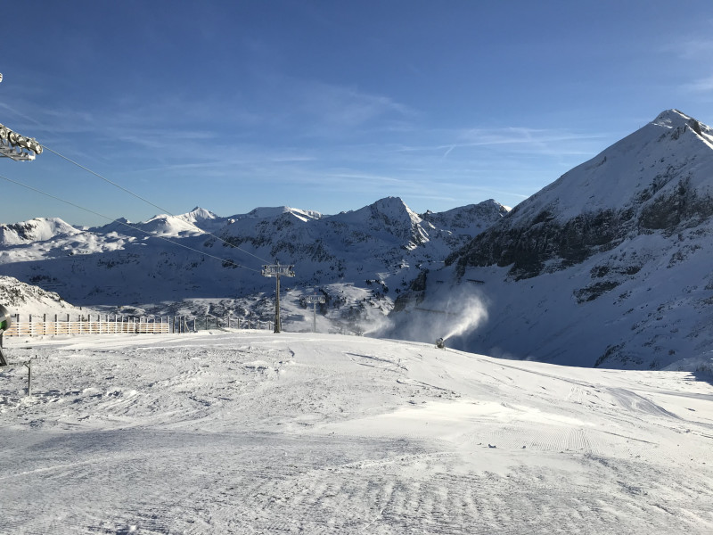 In den letzten Wochen war es im Skigebiet in Obertauern kalt genug, um zusätzlich noch Kunstschnee produzieren zu können.