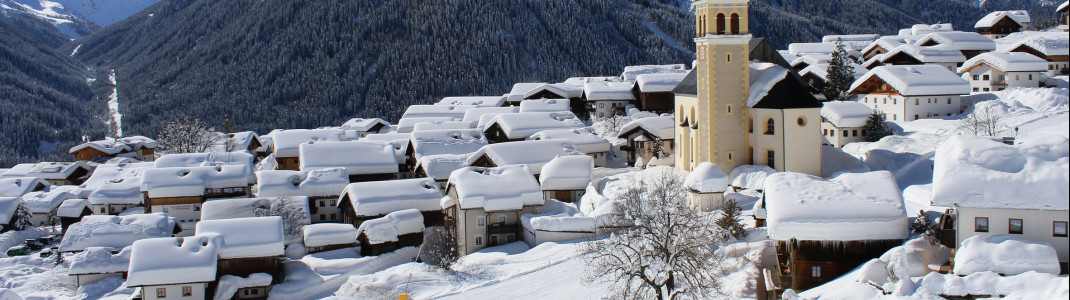 Im traditionellen Haufendorf Obertilliach stehen die Holzhäuser besonders dicht aneinander.