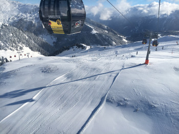 Vier große Einstiegspunkte gibt es in die Zillertal Arena. Einer davon ist Königsleiten, wo es mit der Dorbahn nach oben geht.