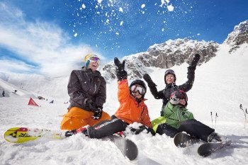 Mit speziellen Familienangeboten macht der Skiurlaub mit Kindern gleich doppelt Spaß.
