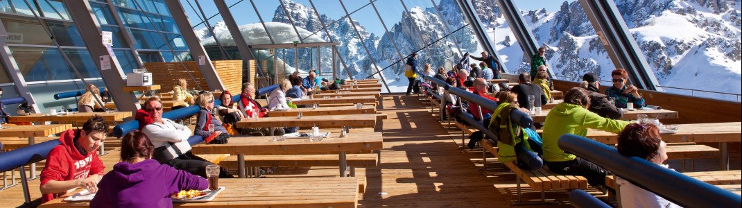 Auf der Panoramaterrasse des Restaurant Hoadlhaus im Axamer Lizum kann man ausgiebig Sonne tanken.