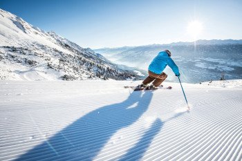 Beim Skifahren auf der Nordkette kannst du von der Piste aus über Innsbruck schauen.