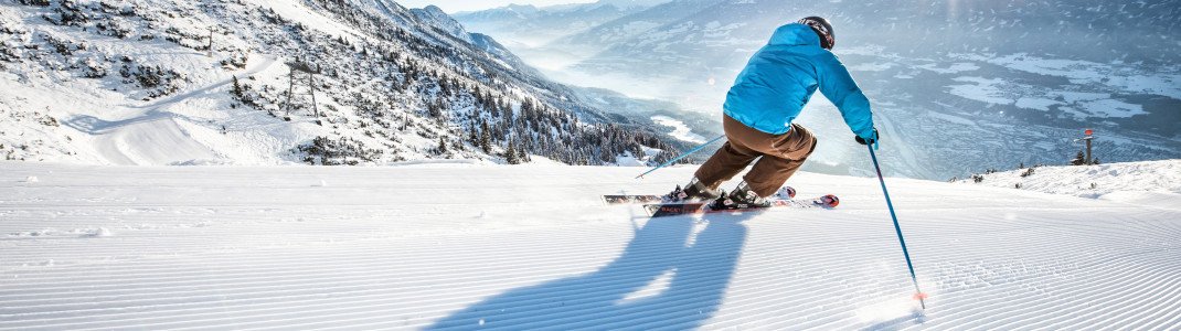 Beim Skifahren auf der Nordkette kannst du von der Piste aus über Innsbruck schauen.