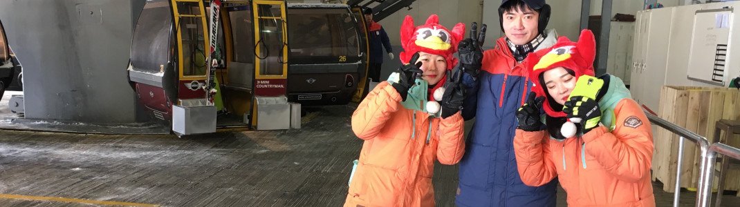 Die etwas andere Begrüßung an den Liften: Die Bergbahn-Mitarbeiter mit lustigen Kopfbedeckungen und winkenden Händen.