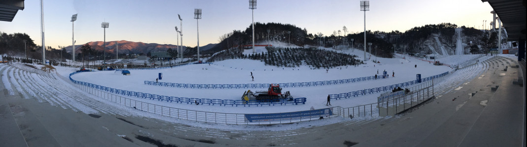 Blick von der Tribüne im Alpensia Sports Park auf das Langlauf- und Biathlonstadion (Dez 2016).