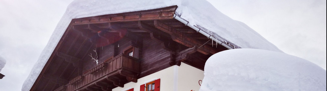 Snow masses on Fieberbrunn's rooftops.