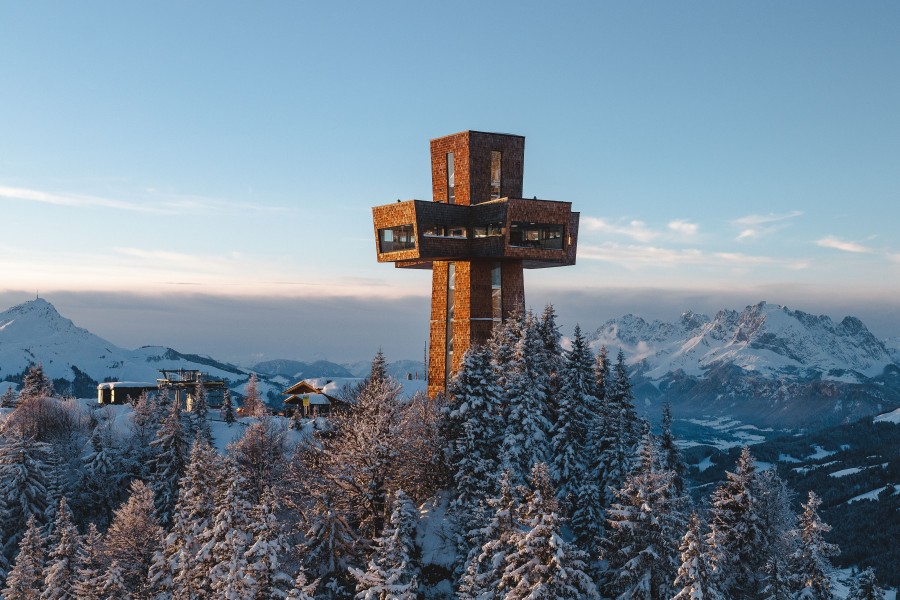 Als Wahrzeichen des PillerseeTals thront das Jakobskreuz auf dem Gipfel der Buchensteinwand.