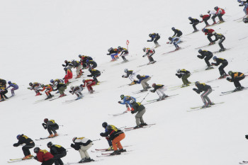 Punkt 17 Uhr stürzen sich am Karsamstag die Teilnehmer beim Weißen Rausch die Piste hinab.