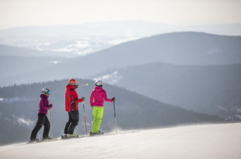 Im Skigebiet Spindlermühle sparen Senioren bereits ab 60 Jahren.