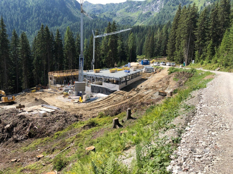 Bauarbeiten an der neuen Talstation im August 2020.