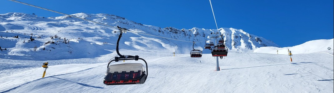 Both beginners and advanced skiers will have fun on the wide slopes.