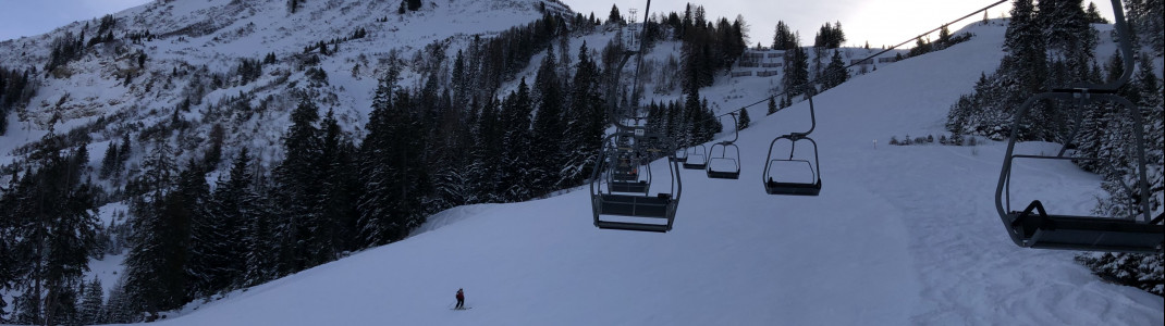 The black slope at Rastkopf runs beneath the double chair lift.