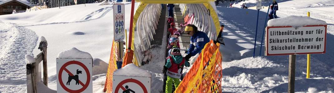 In the Kinderland a conveyor belt takes the young skiers to the top.