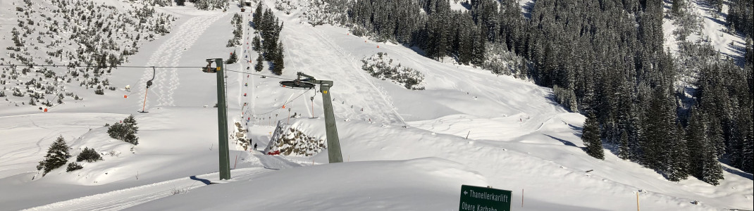 Next to the groomed slopes, there is room for deep snow skiing.