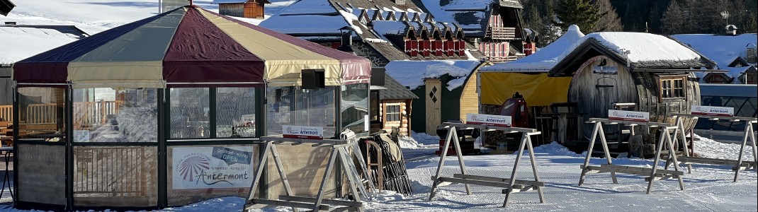 At the Passo Carezza, the umbrella bar of the Antermont Pizzeria invites you for a drink.