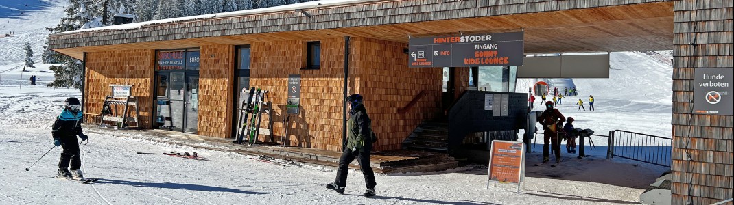 The ski school office is located directly at the Kids Park.